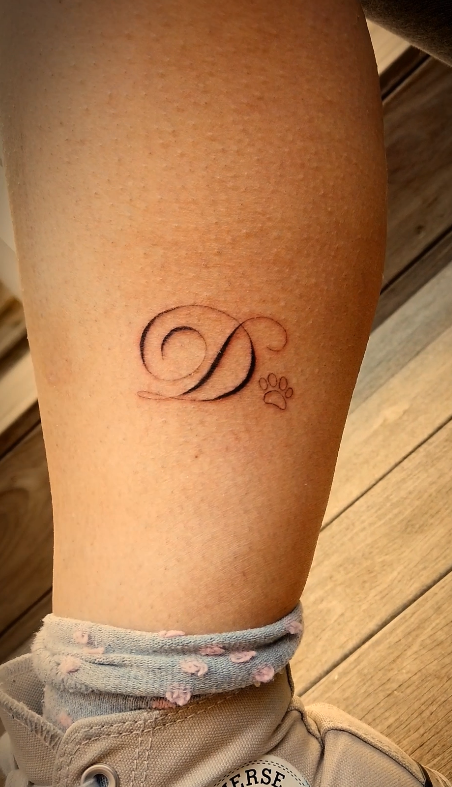 tatoueur_annecy_trait_fin_lettre_d Tatoueur annecy trait fin calligraphie